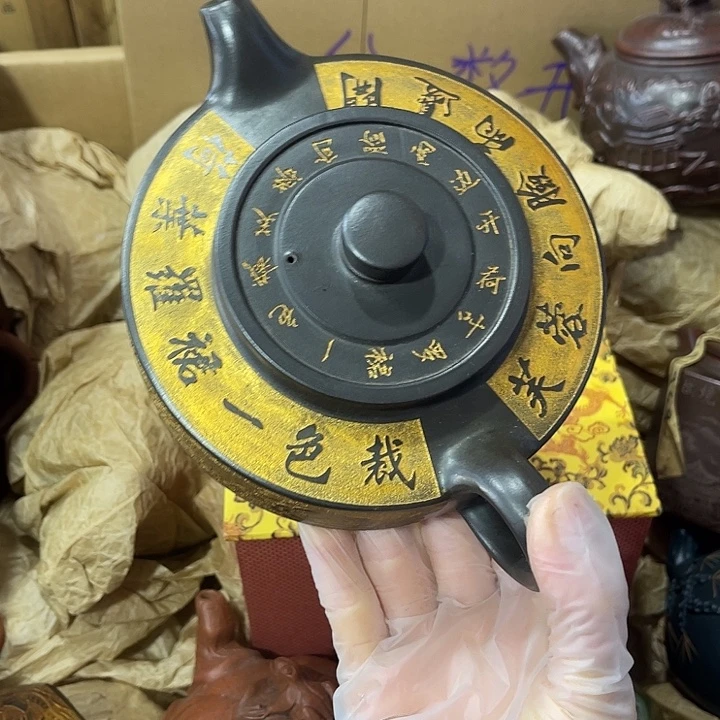 紫砂茶壶原矿泥料，手工制作的一把紫砂壶。