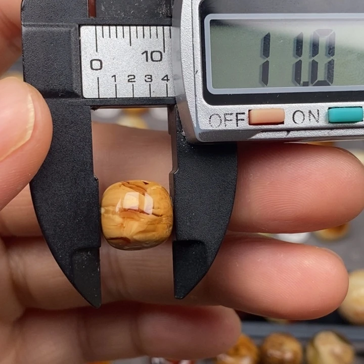 琥珀颈饰未镶嵌老型
