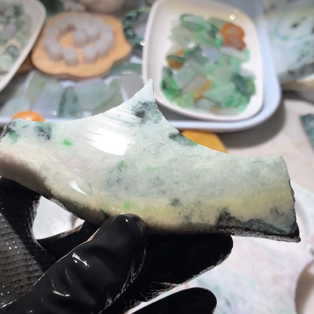 翡翠未镶嵌颈饰边角料