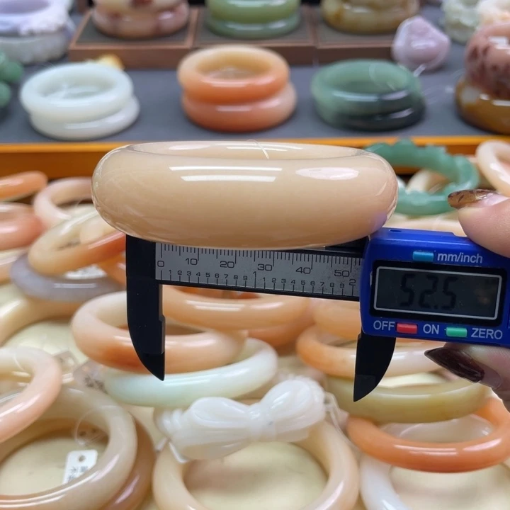 未镶嵌石英岩玉珠宝奇石