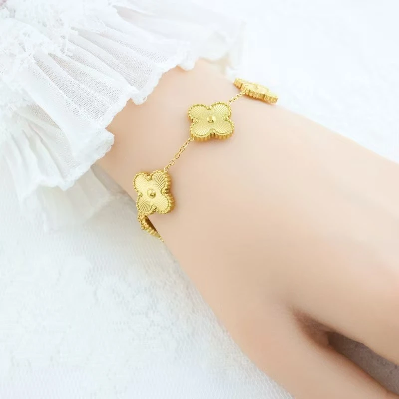 钛钢手链  AIYO  时尚轻奢款幸运草手链百搭简约款式