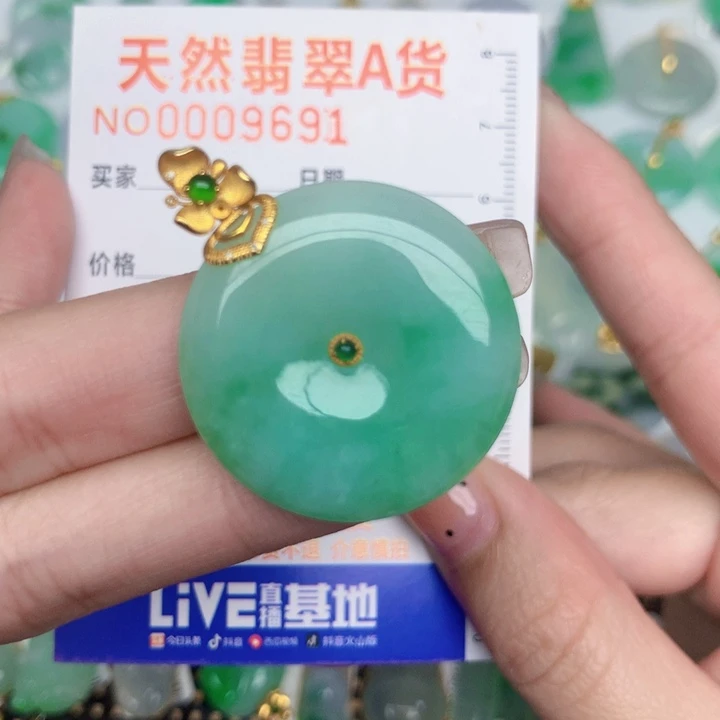 如***醒翡翠18K金镶嵌颈饰扣