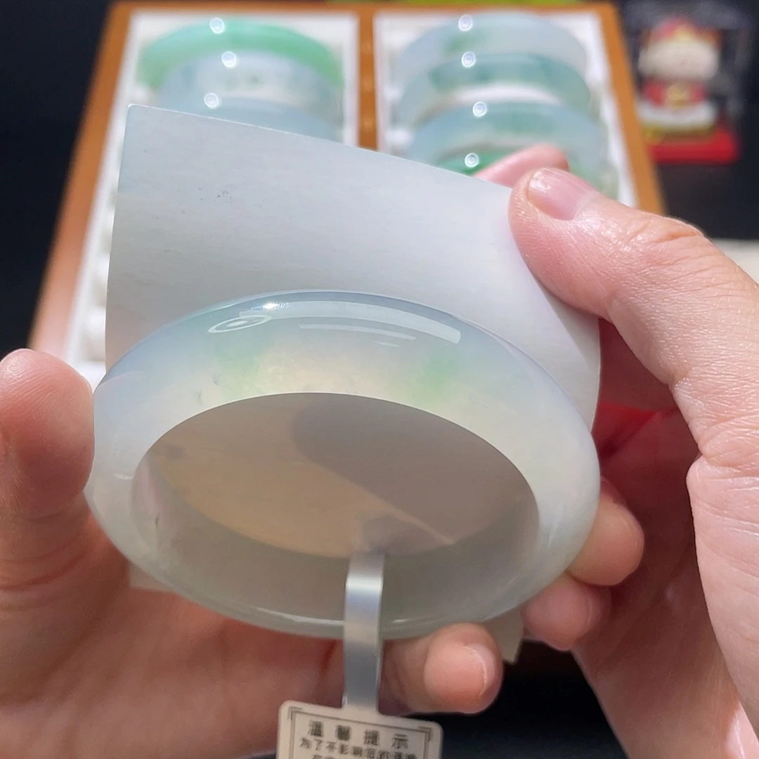 翡翠未镶嵌手镯53冰绿