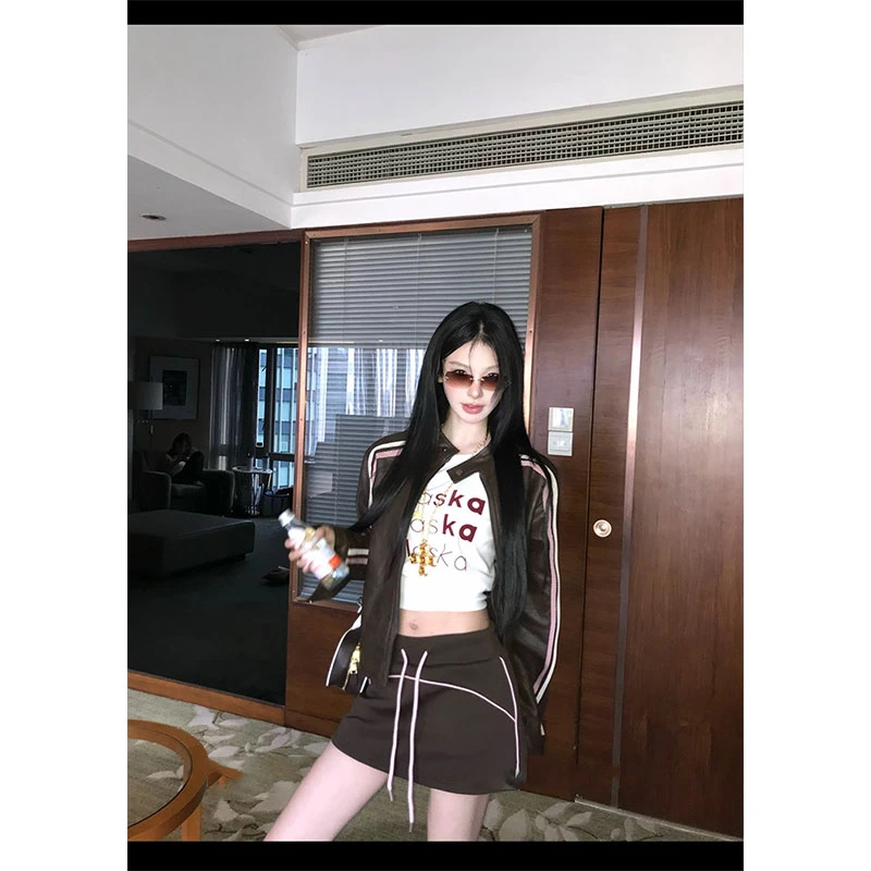 【可露丽假日】2025秋季新款美拉德撞色外套+字母印花T恤配咖色半裙