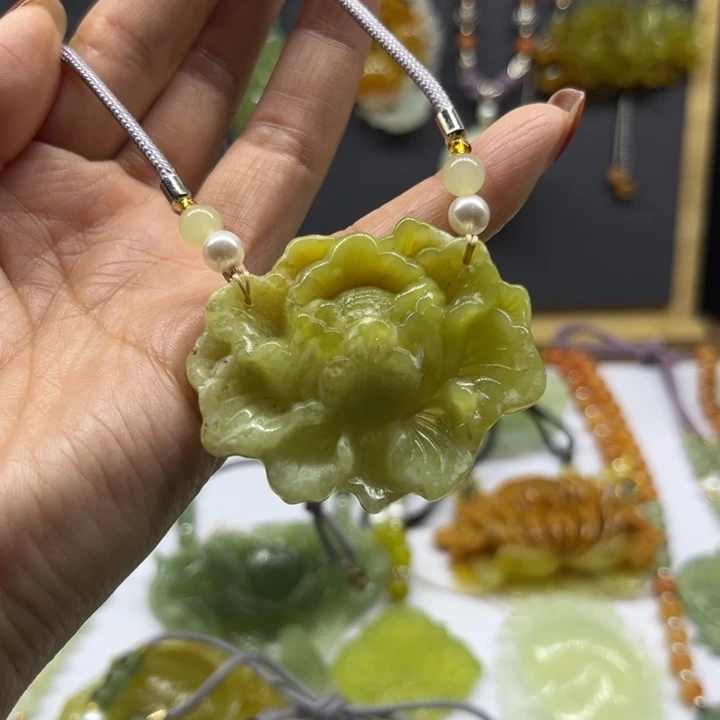 蛇纹石玉未镶嵌颈饰