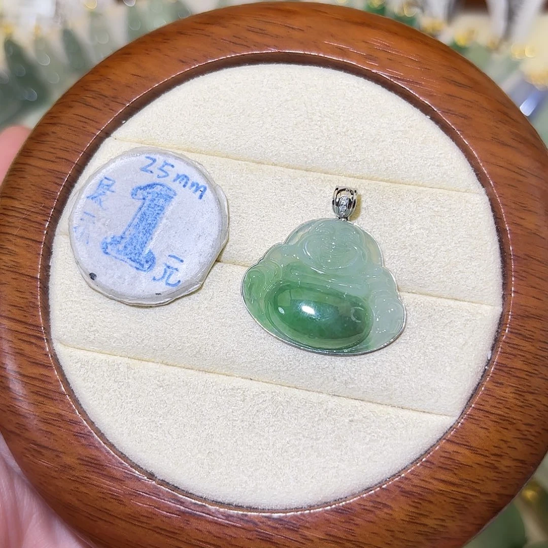 玉***妮翡翠18K金镶嵌颈饰佛公