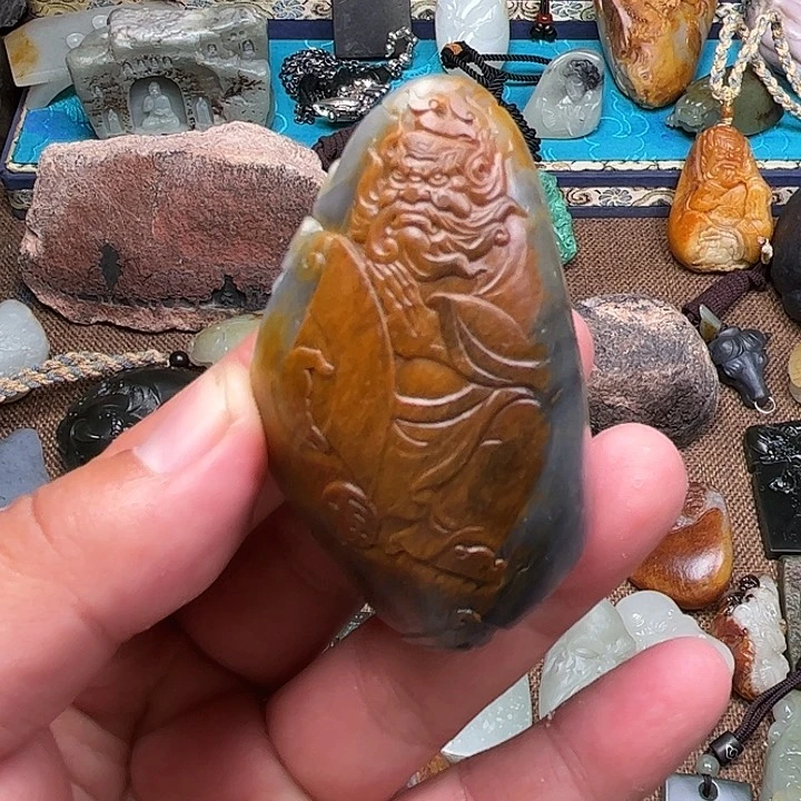 和田玉未镶嵌把件自**翔