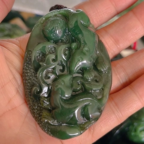 蛇纹石玉颈饰未镶嵌?****狂