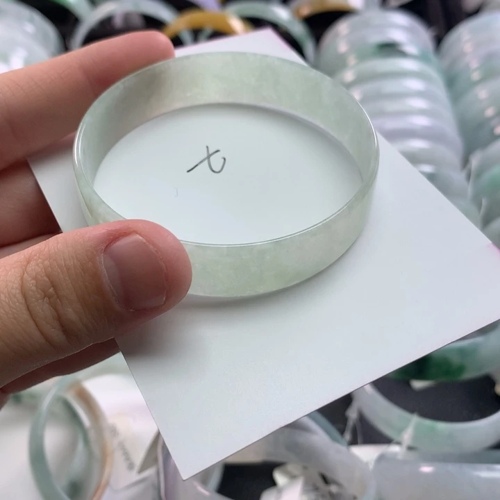 翡翠未镶嵌手镯公主