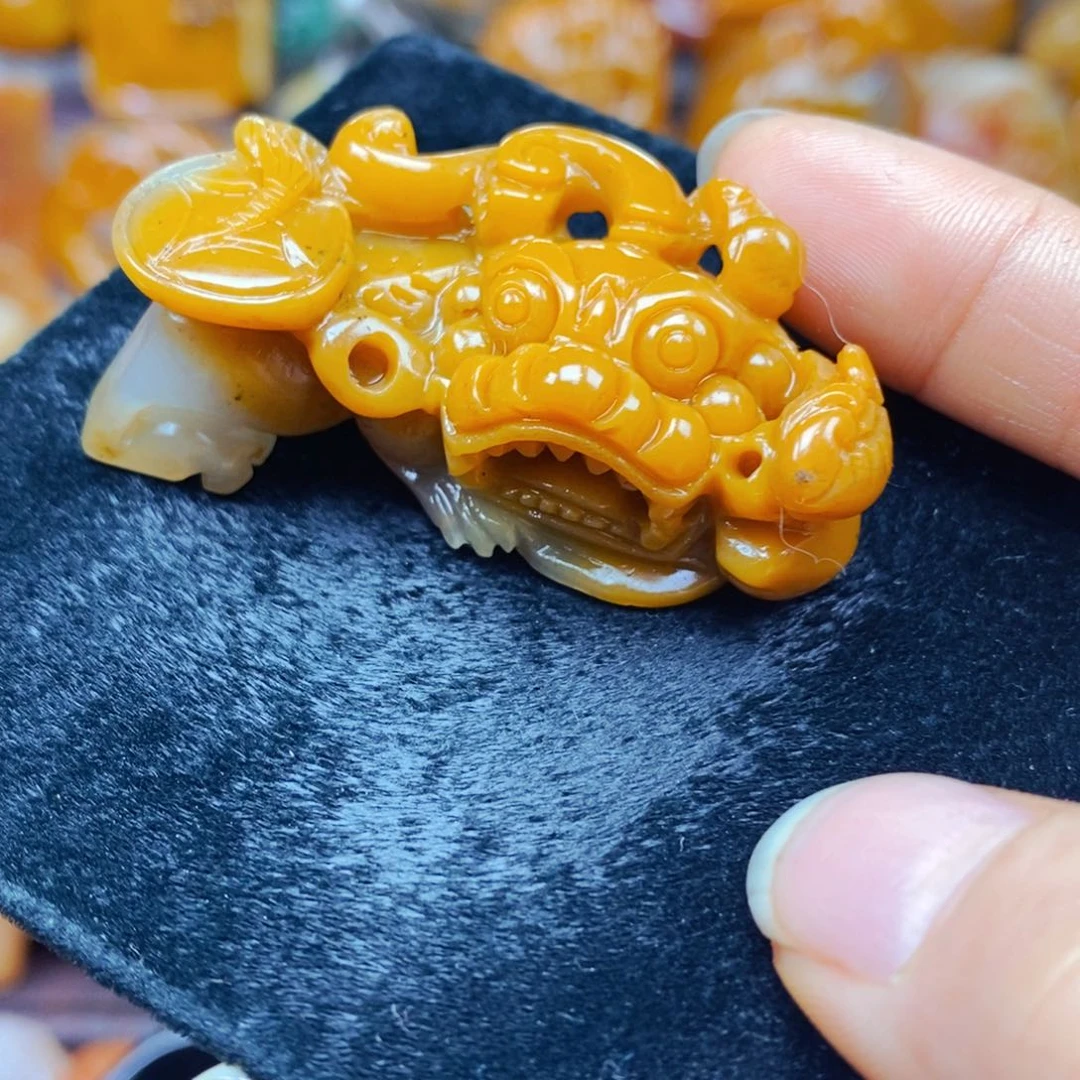未镶嵌石英质玉（黄龙玉）颈饰