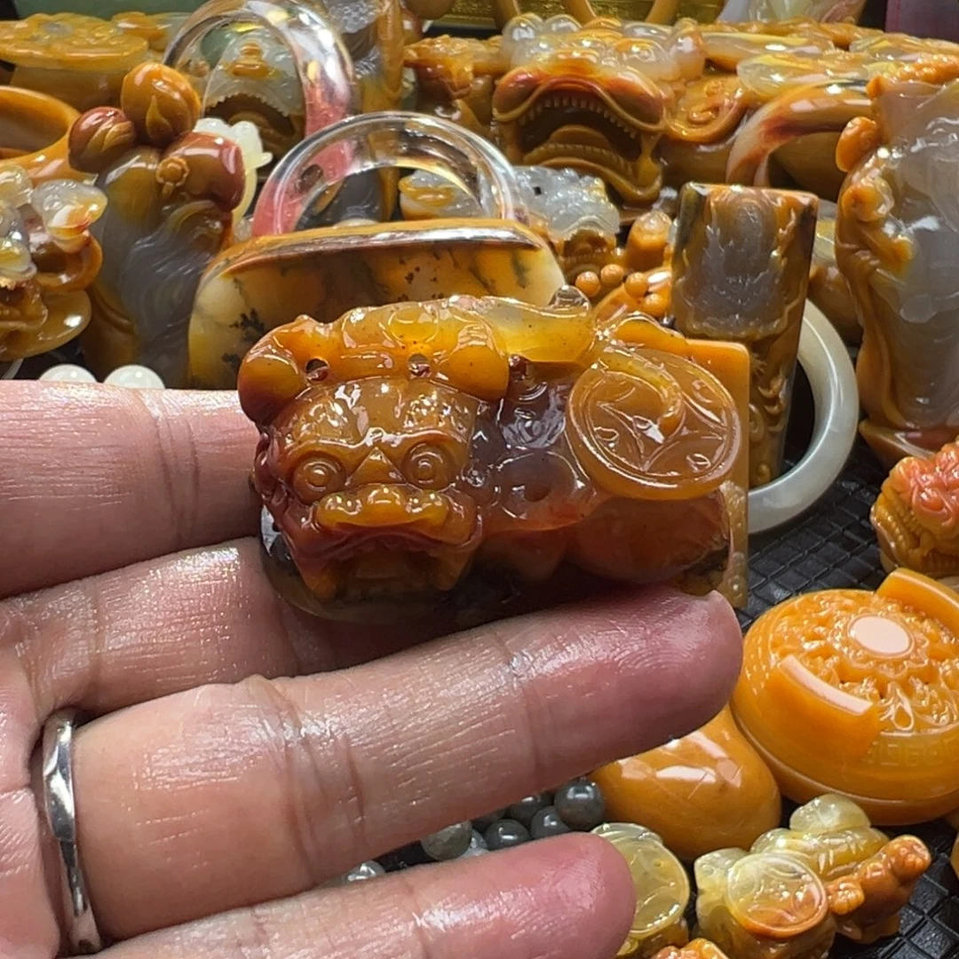 颈饰未镶嵌石英质玉