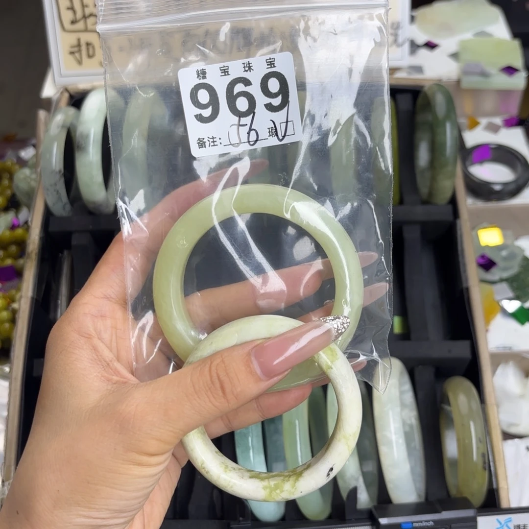 未镶嵌蛇纹石玉手镯抓****丘