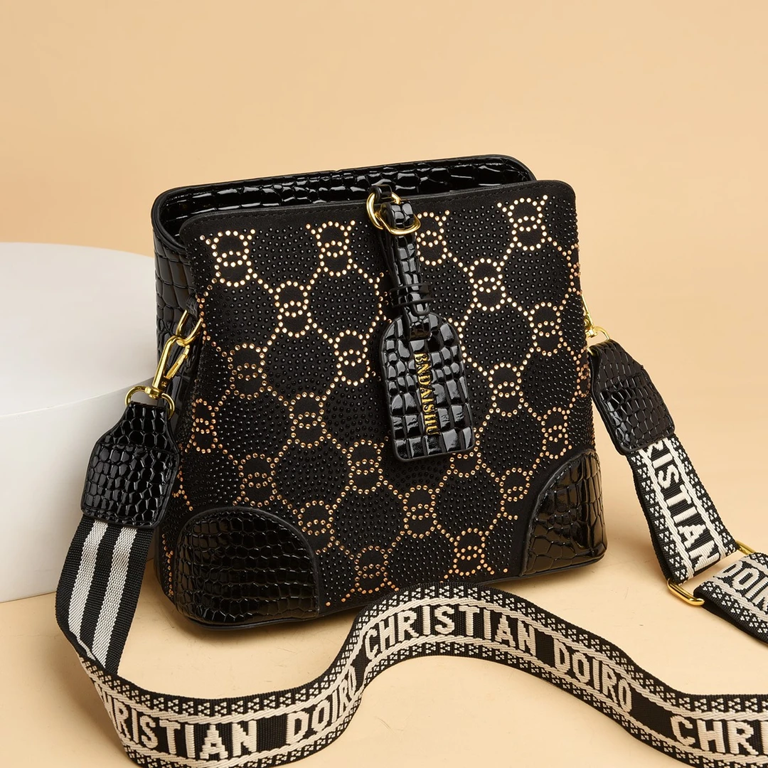 念慈的礼物8206（长22高22厚12）黑色潮流轻奢单肩斜挎水桶包洋气