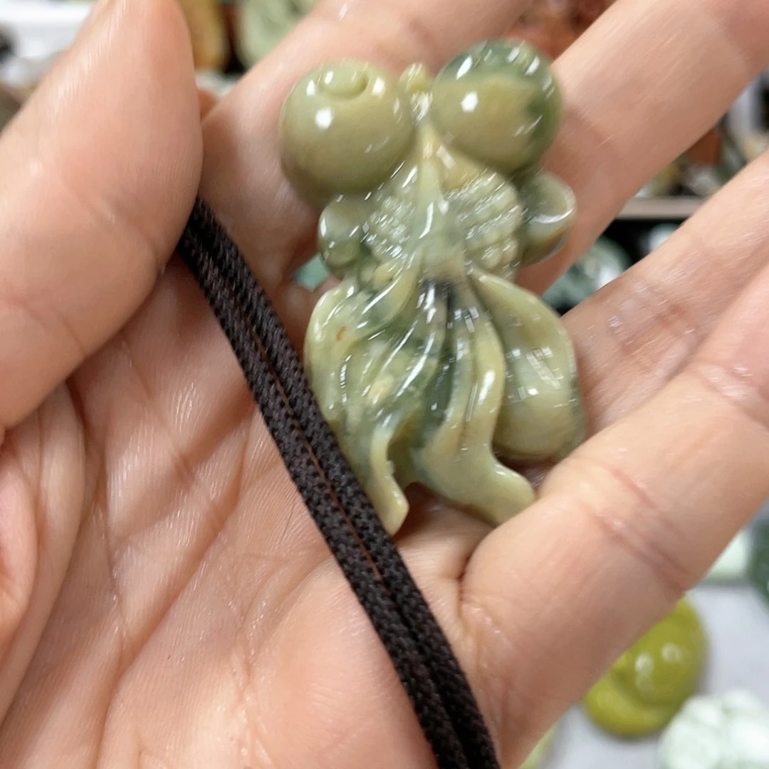 蛇纹石玉颈饰合金