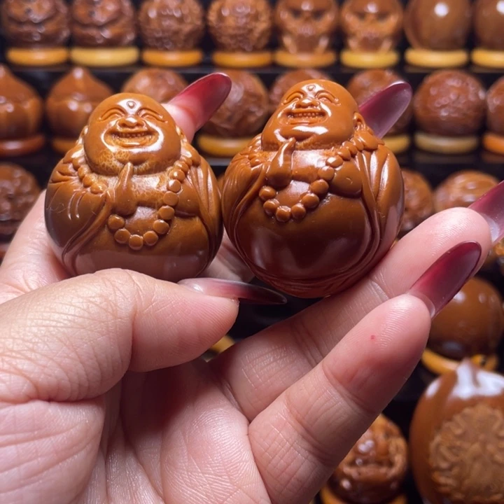 萧***峰橄榄核把件橄榄雕刻