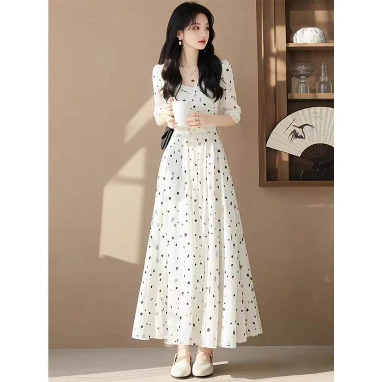 浅春系穿搭上流社会气质名媛女神范轻奢高级感正式场合白色连衣裙