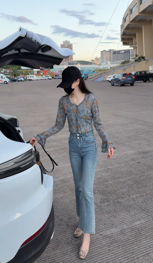 【金金家】2025短款字母印花碎花长袖喇叭袖法式显瘦秋冬打底1137#