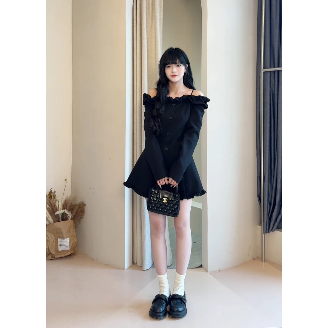 RICHINCHEESE 海岛之恋 黑色高级感露肩花苞西装料修身连衣裙