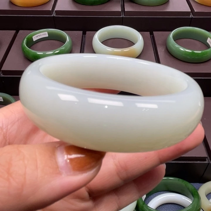 和田玉未镶嵌手镯