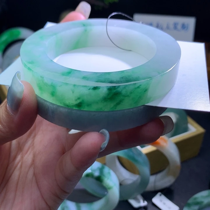 定制翡翠未镶嵌翡翠手镯