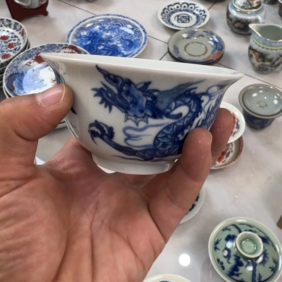 陶摆件青花铠甲龙大压手