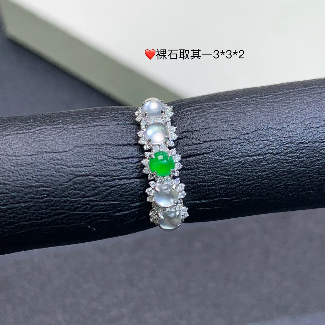 新品推荐·18K金冰阳绿白冰蛋面排戒缅A翡翠玉石戒指贵气奢华