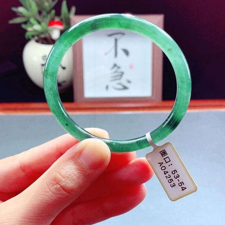 未镶嵌手镯翡翠圆镯