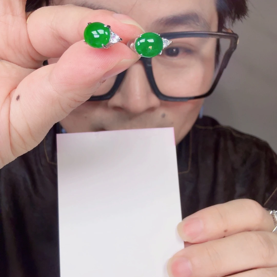 翡翠未镶嵌颈饰一对