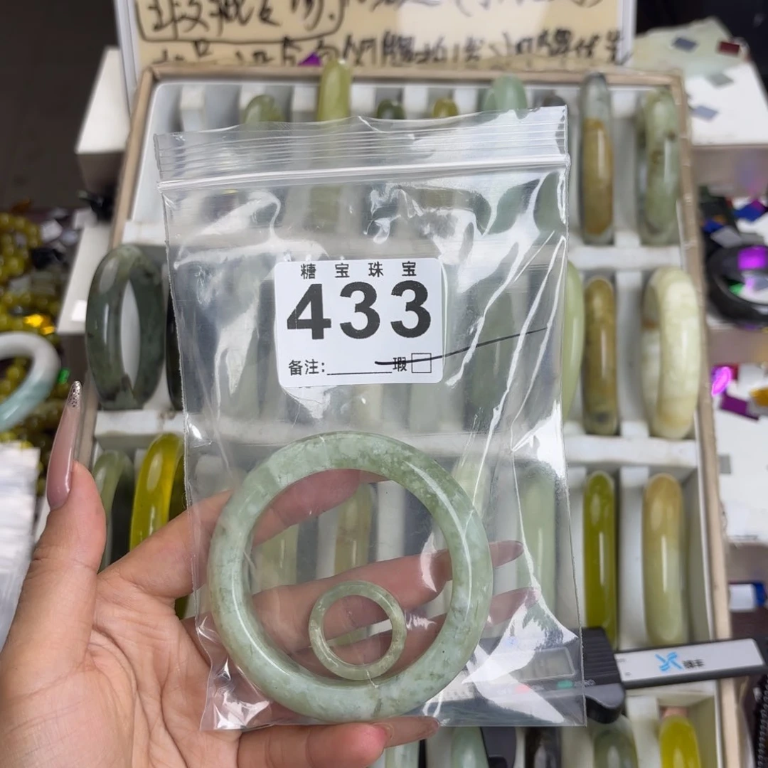 未镶嵌蛇纹石玉手镯彻**?
