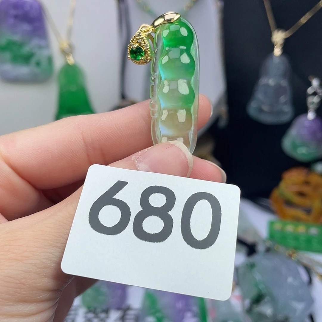 翡翠未镶嵌吊坠(赠链)