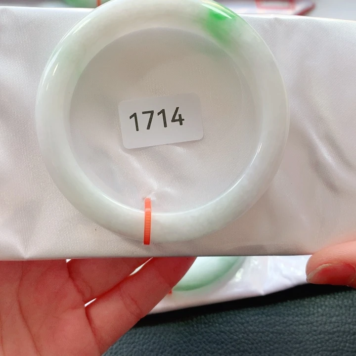 翡翠手镯未镶嵌巳天然翡翠手镯