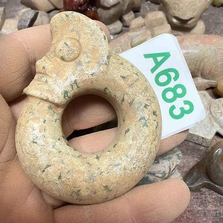 蛇纹石玉颈饰未镶嵌