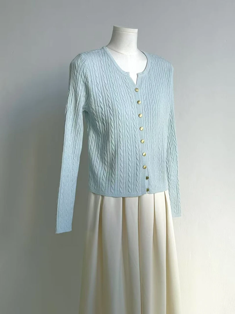 设计感小V领麻花金扣针织开衫韩系气质百搭单排扣小外套