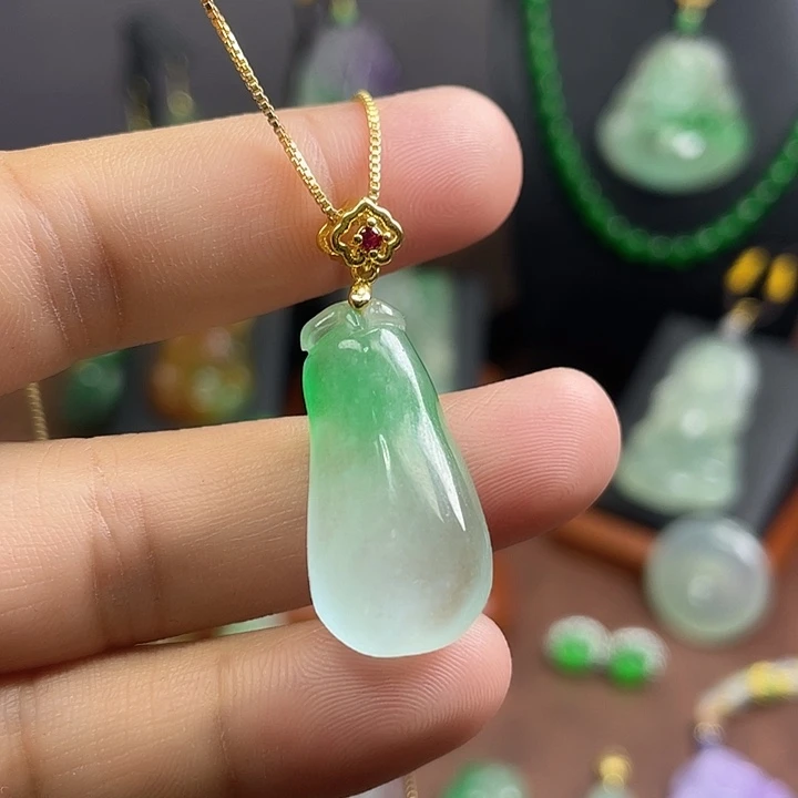翡翠未镶嵌吊坠(赠链)