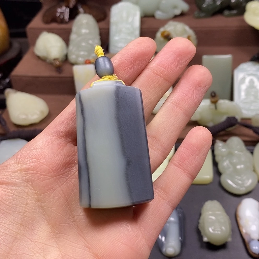 和田玉未镶嵌颈饰青花无事牌