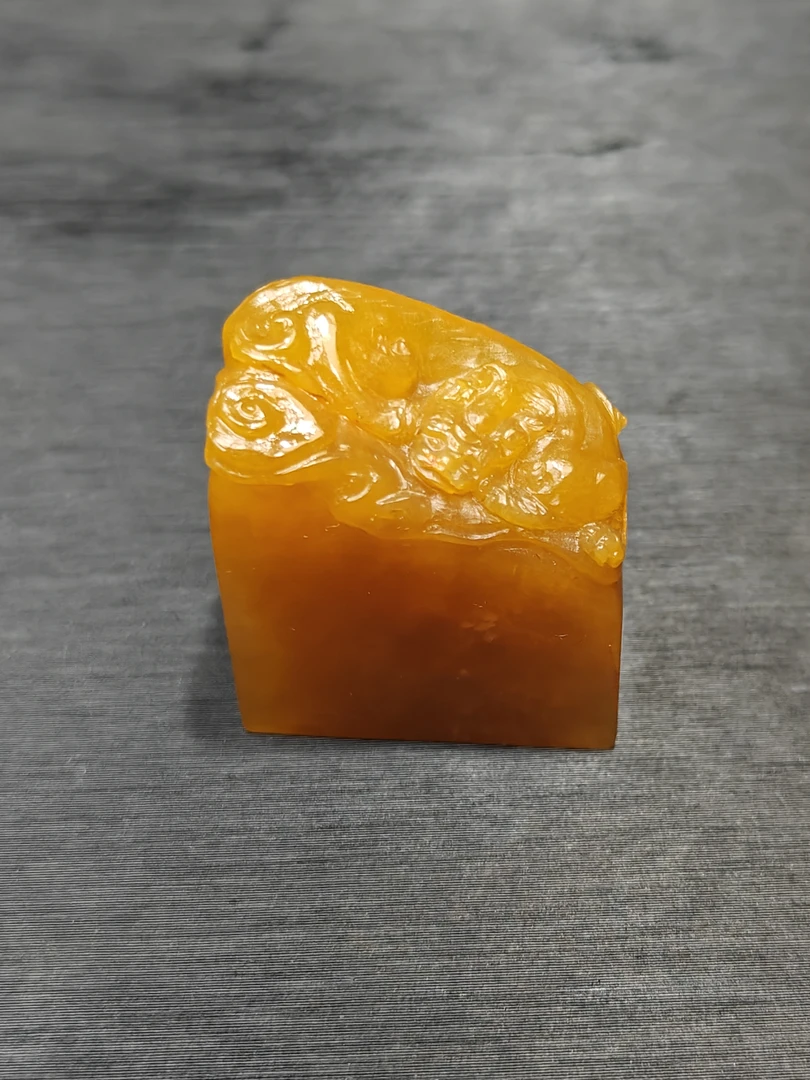 寿山石全皮包裹田黄，自然形摆件。黄度好品质完好 手玩非常合适