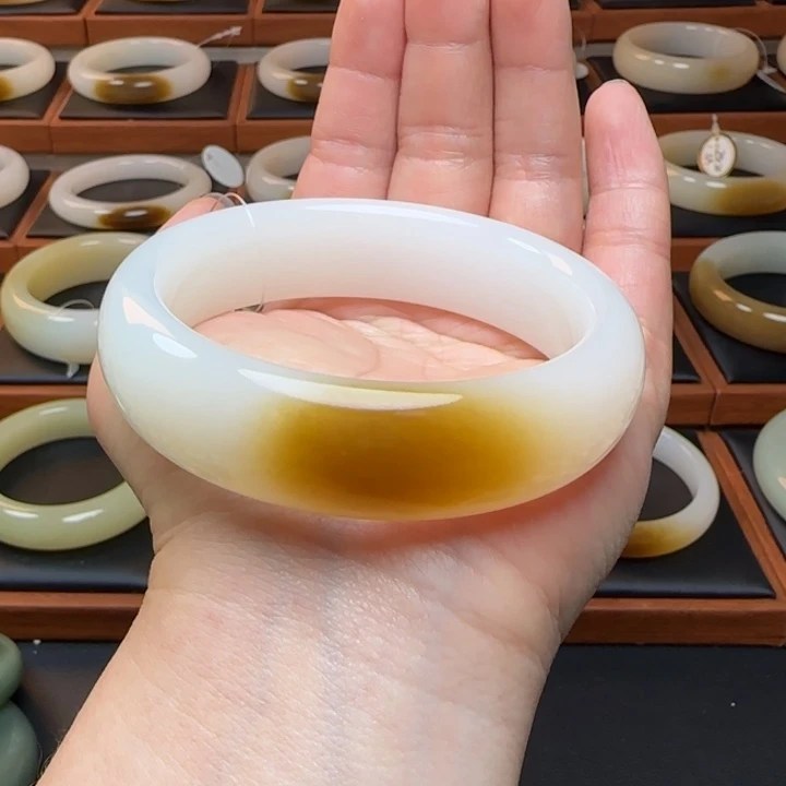 和田玉未镶嵌手镯60.8一口糖