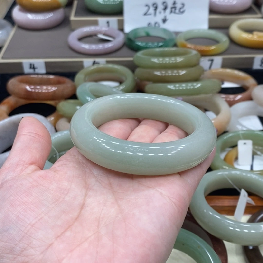 费***舟石英岩玉未镶嵌手镯
