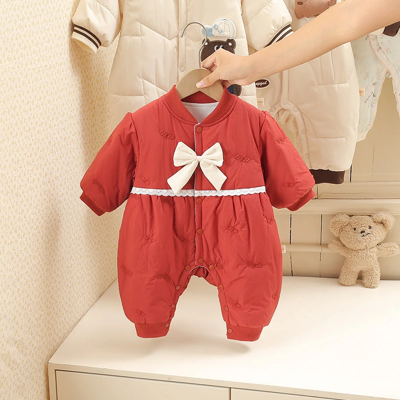 2025热款冬季婴儿红色连体衣可爱蝴蝶结宝宝外出保暖爬服宝宝女宝