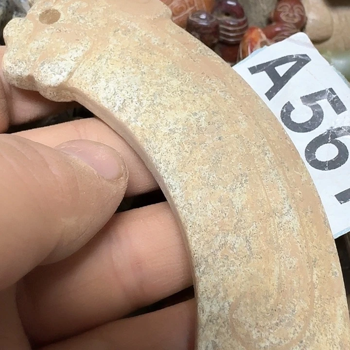 蛇纹石玉颈饰未镶嵌