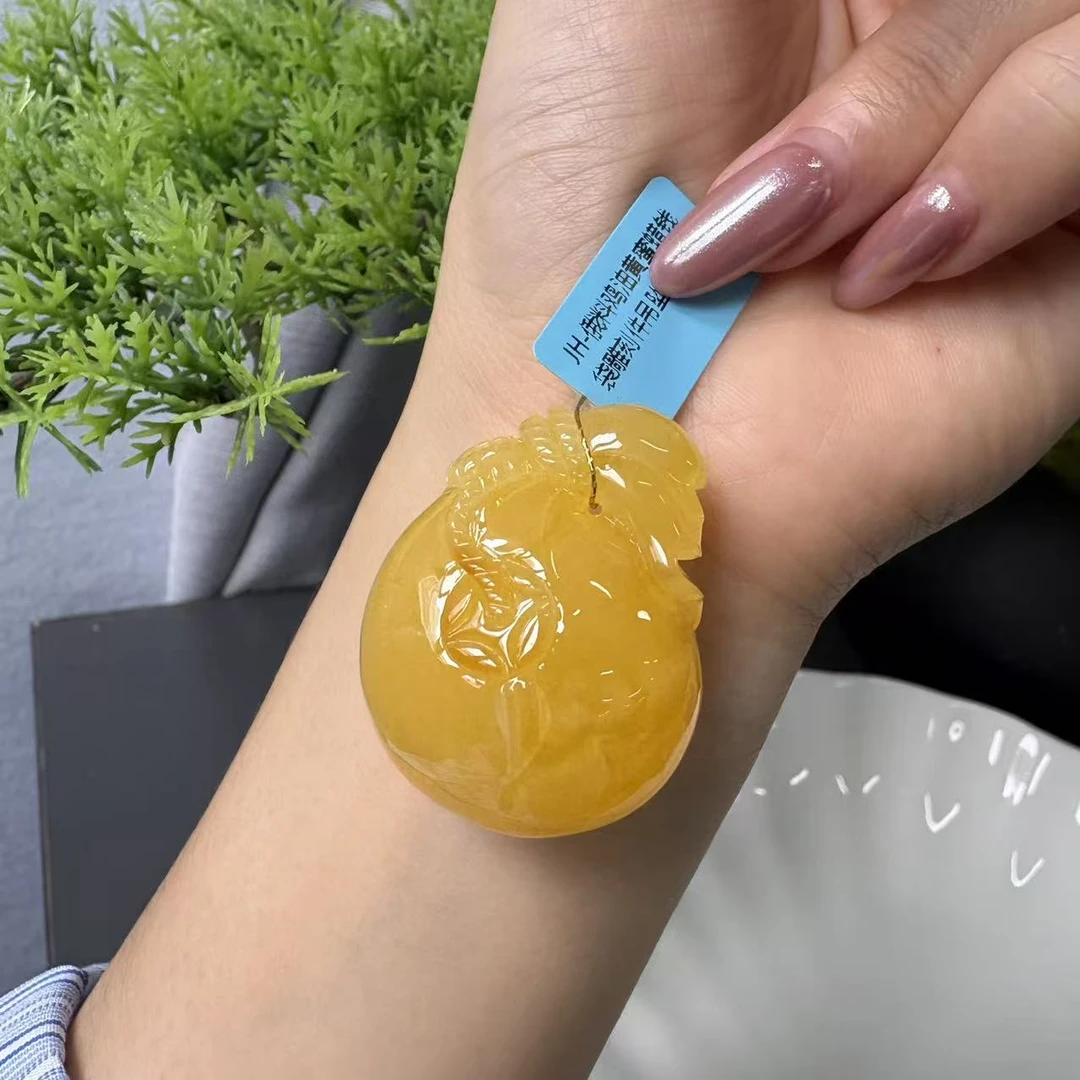 JH-俄料鸡油黄蜜蜡钱袋雕刻件吊坠14克