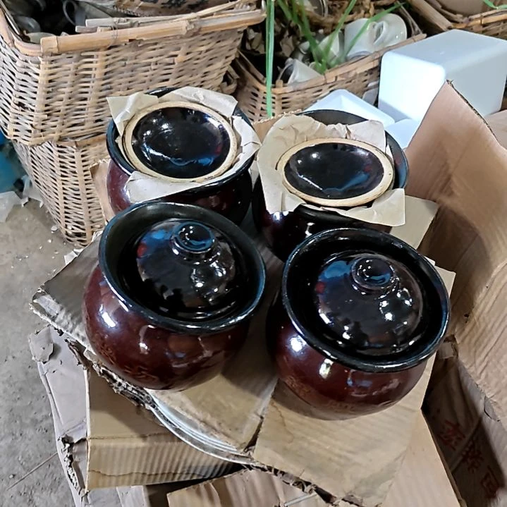 瓷片盘子碗茶壶啥都有