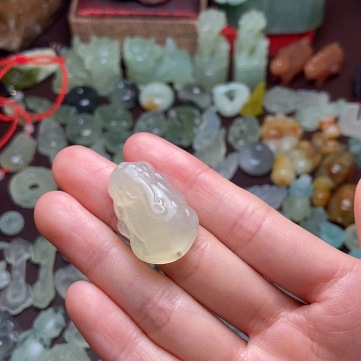 鏊***子蛇纹石玉未镶嵌颈饰