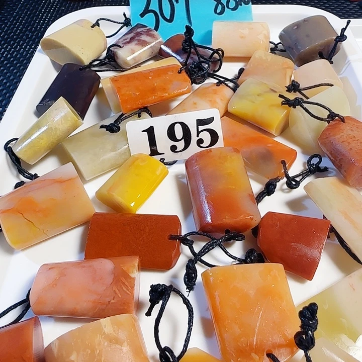 听***刻青田石印石老挝石椭圆随形印章30个88元，尺寸2-3多公分