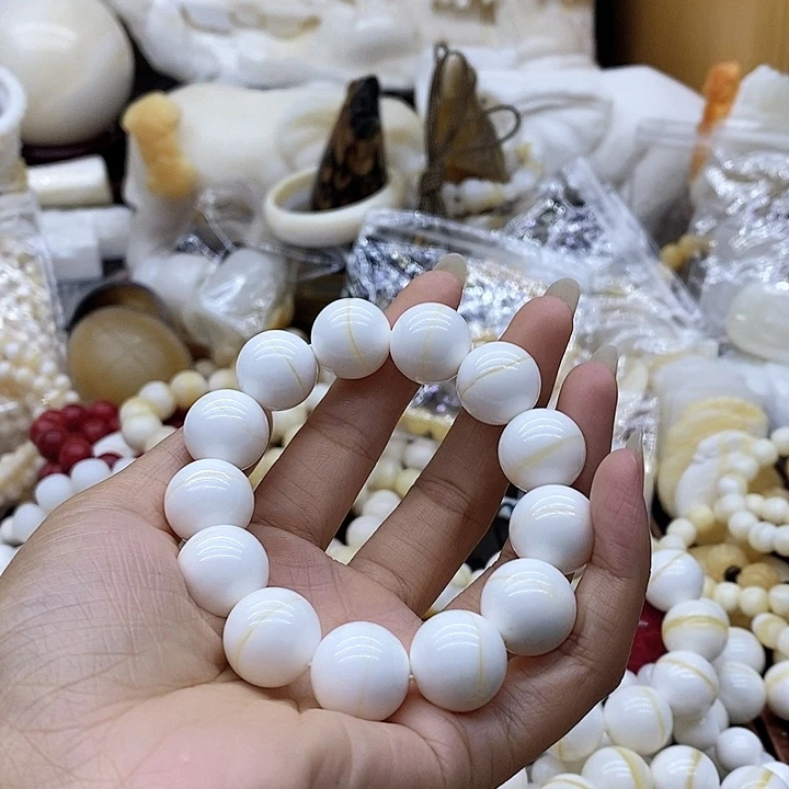 蔚珠子的颜色是红色的