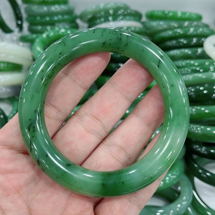 林***绾和田玉未镶嵌手镯58～1