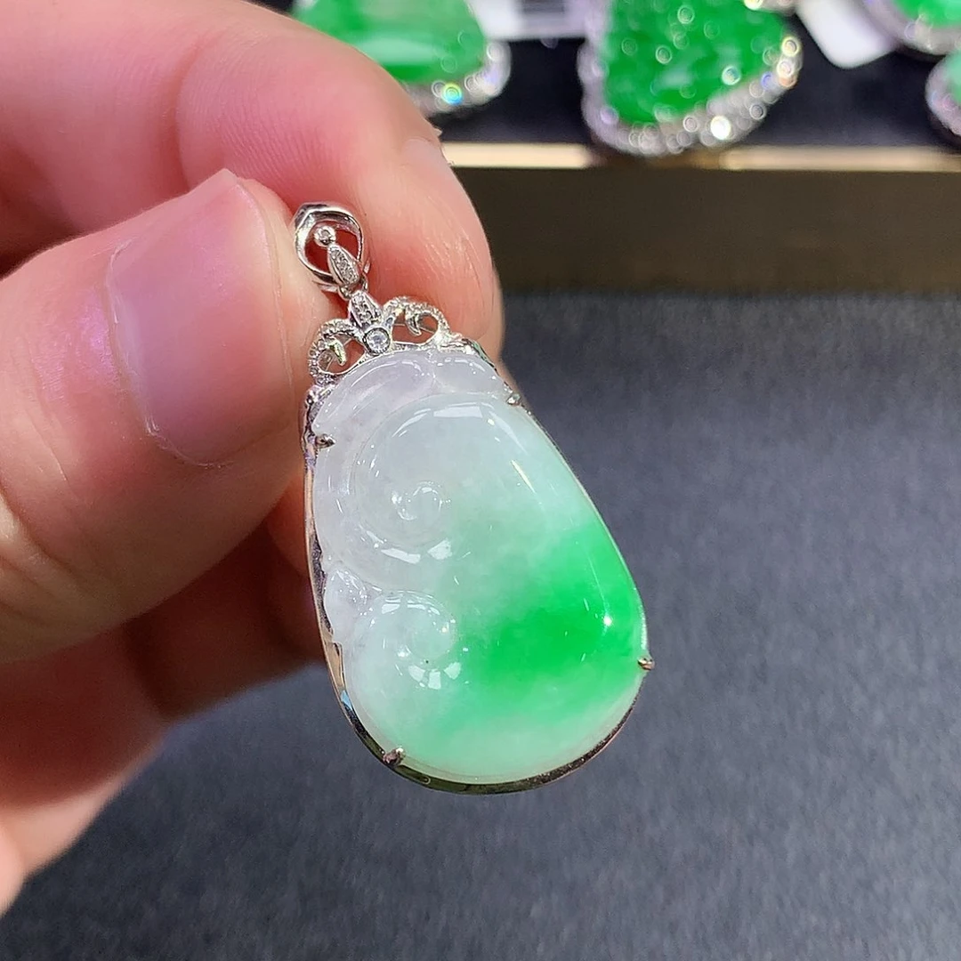翡翠18K金镶嵌颈饰
