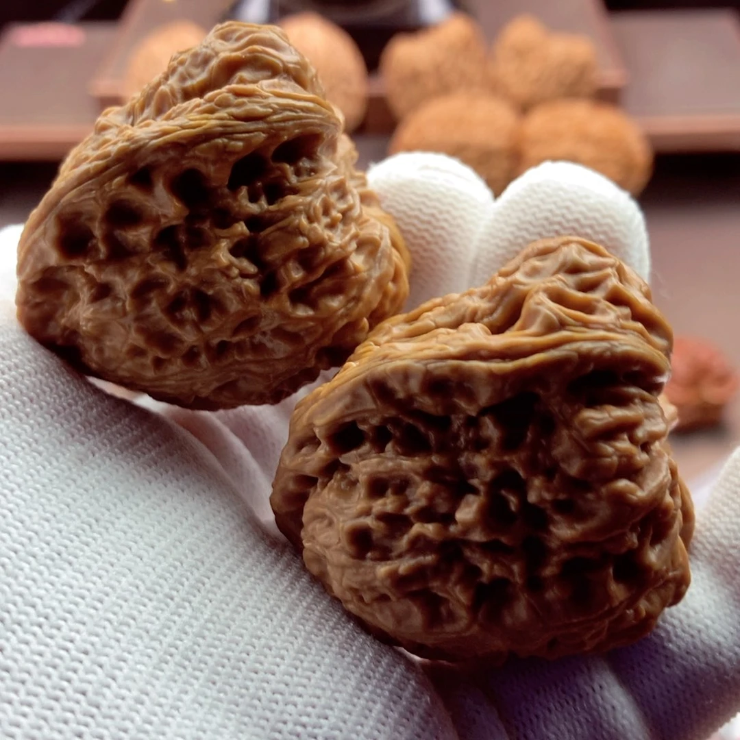 文玩核桃把件特留疤41.40.41.46克