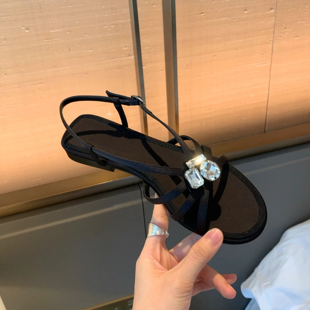 优雅宝石扣细带露趾仙女风一字带凉鞋女夏水钻软皮平底时尚凉鞋