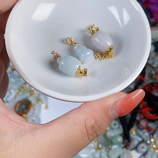 翡翠未镶嵌颈饰天然翡翠有瑕疵